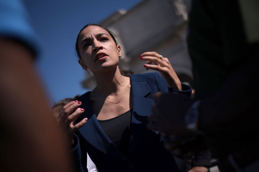 Ocasio-Cortez apoya las protestas cubanas, pero condena el embargo de EEUU y genera una pugna entre demócratas