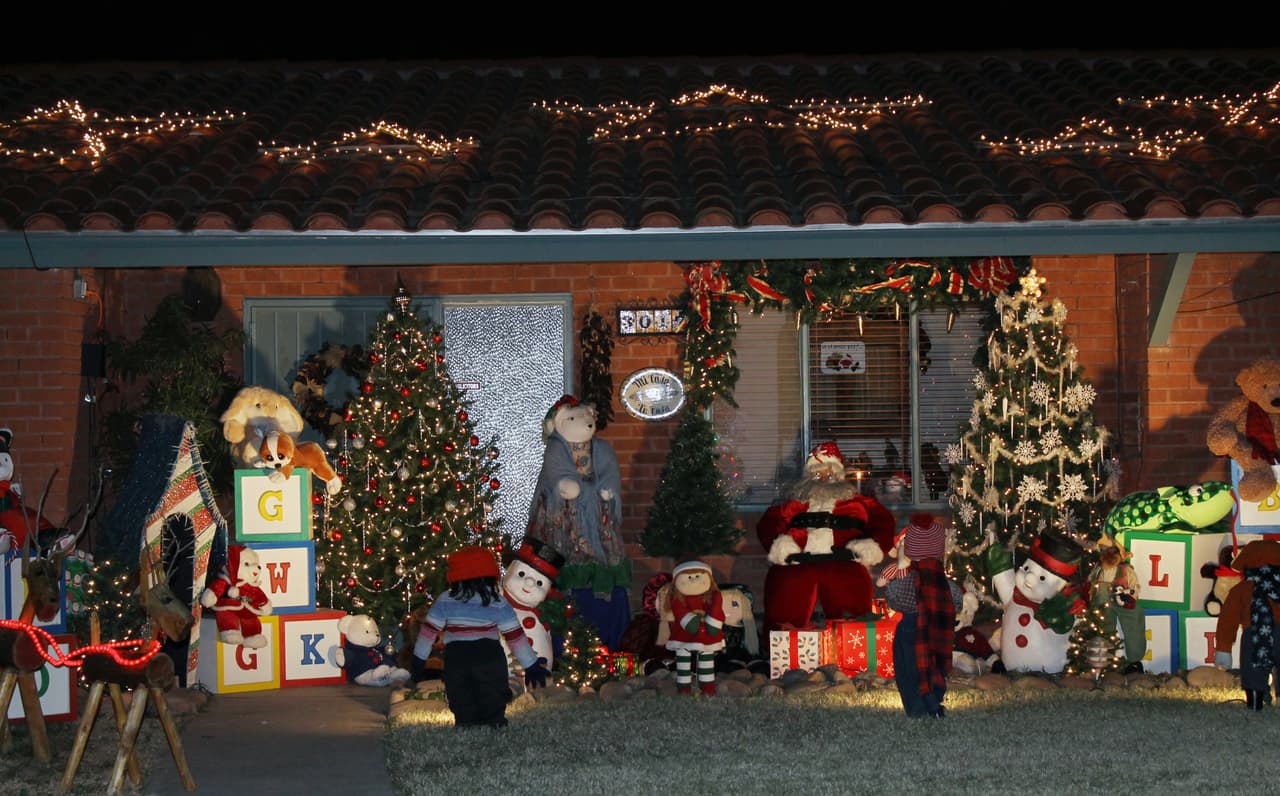 Una decoración de juguetes con música y estrellas de luces en el techo son el atractivo de la vivienda.