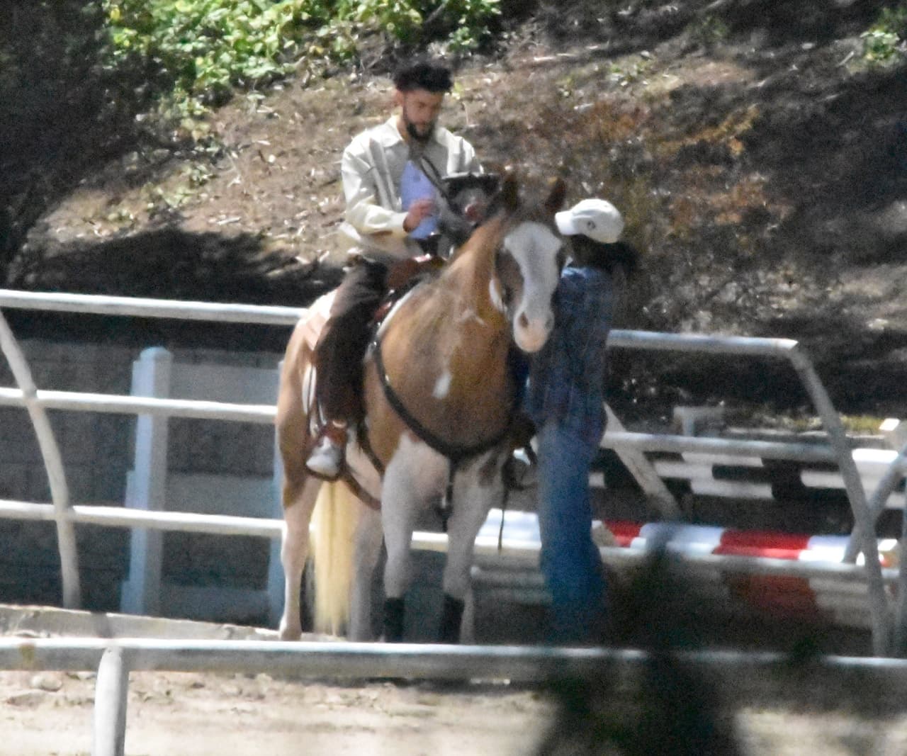 Bad Bunny y Kendall Jenner pasearon a caballo en California.