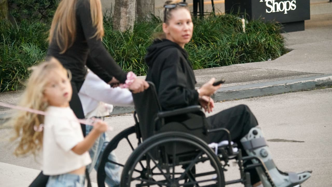 Ana Kournikova fue captada usando una bota ortopédica.