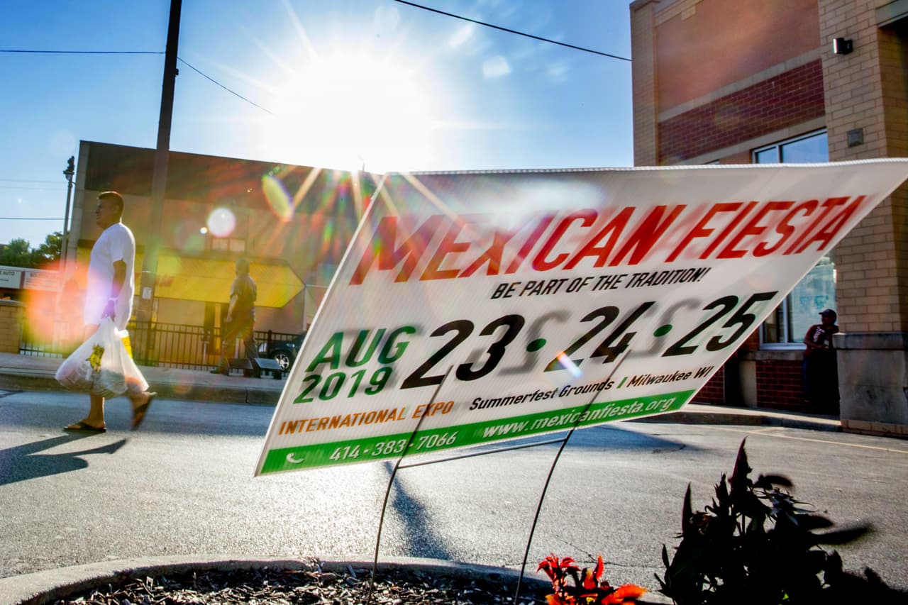 Milwaukee es la ciudad más hispana de Wisconsin. Según las estimaciones del censo de 2017, un 18% de la población se consideraba latina. La mayoría de ellos de origen mexicano.
