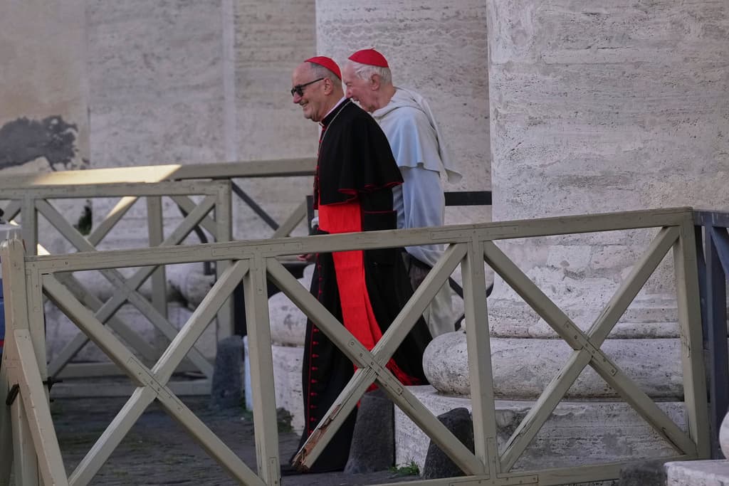 Cardenales en la Plaza de San Pedro a su llegada para la reunión de este martes.