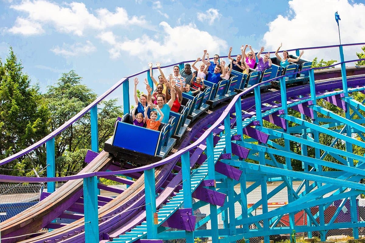 <b><a href="https://www.dutchwonderland.com/">Dutch Wonderland</a>. </b>Con más de 35 juegos mecánicos, atracciones y espectáculos, Dutch Wonderland es el lugar perfecto para pasar tiempo en familia. Refréscate en el área de juegos acuáticos de Duke's Lagoon y haz descubrimientos en Exploration Island, donde los dinosaurios cobran vida.
<br>
<br>
<b><a href="https://uci-my.sharepoint.com/personal/msorto_univision_net/Documents/Dutch%20Wonderland">Cómo llegar</a></b>
