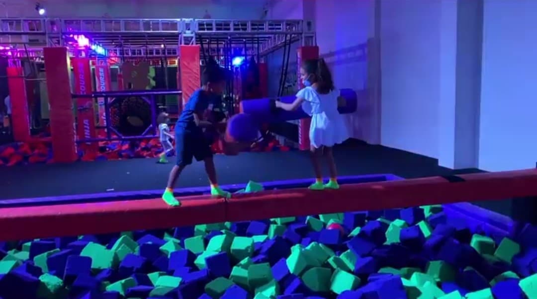 Tras la ceremonia en el kínder llegó el tiempo de disfrutar con los amigos y Anabella se la pasó genial en un salón de juegos.