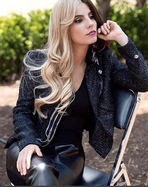 Pero también impactó con su sexy look ‘dark’.