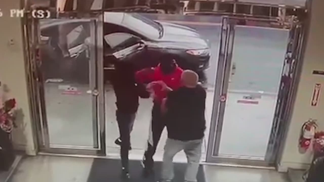 Dos hombres enmascarados asaltan a un comerciante en Los Ángeles: lo golpearon con la pistola