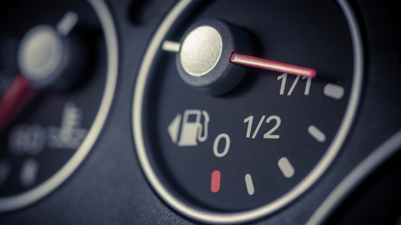 <b>Tratar de mantener el tanque de combustible lleno la mayor cantidad de tiempo posible</b>:
<br>
<br>No solo lo protegerá de condensación interna que puede 
<a href="https://www.univision.com/noticias/consejos-autos/seis-cosas-que-nunca-hay-que-dejar-dentro-del-carro-durante-el-invierno-fotos" target="_blank">crear tapones de hielo</a> en las mangueras para el combustible, sino que además añadirá peso al vehículo lo que podrá darle al vehículo tracción en casos de atascamiento en nieve o de pavimento congelado resbaladizo.