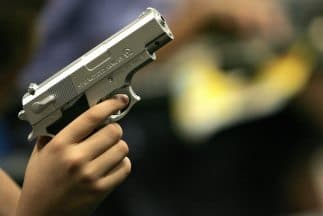 Un niño sostiene un arma de plástico. (Imagen de Archivo).