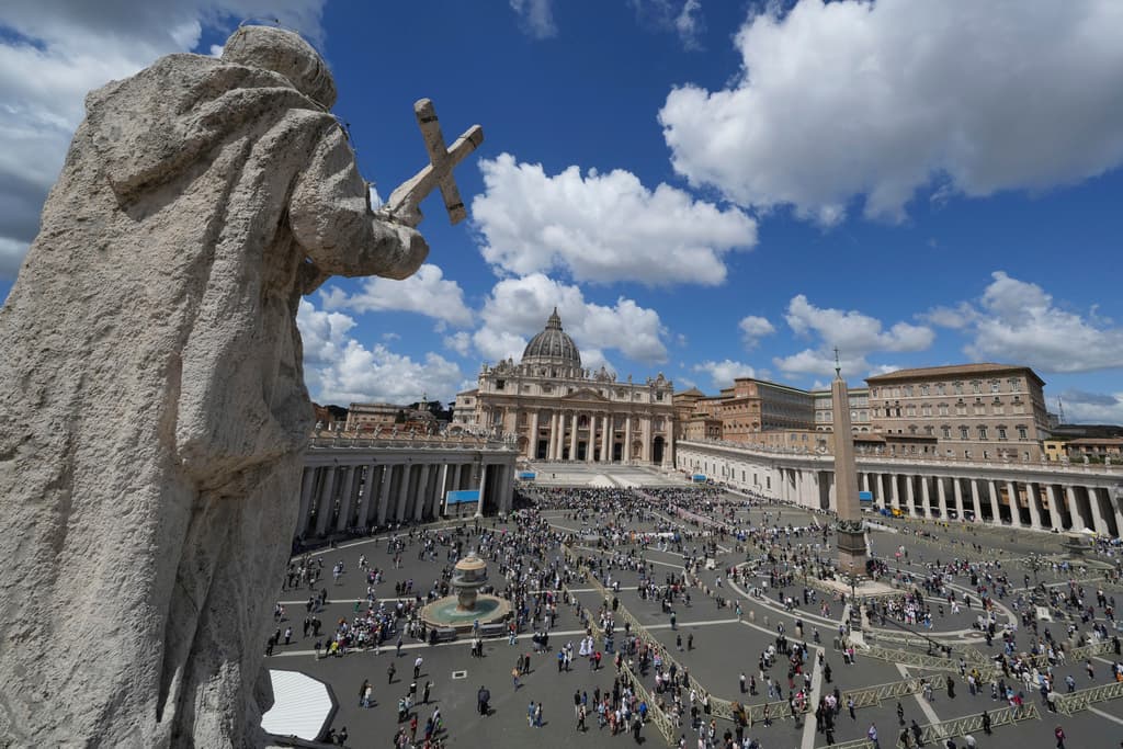 Vista de la Plaza de San Pedro durante el cónclave para elegir al sucesor del difunto papa Francisco, en el Vaticano, el jueves 8 de mayo de 2025.