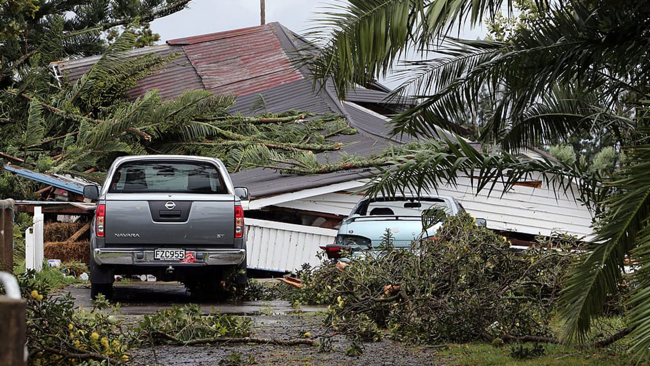 El Servicio Nacional Meteorológico advirtió que un automóvil es el lugar más inseguro durante un fenómeno natural de este tipo, pero en caso de estar allí es importante verificar el estado del cinturón de seguridad, agacharse por debajo del volante, poner las manos sobre la cabeza y, si existe la oprtunidad de poder salir de allí, buscar un lugar con desnivel donde pueda lanzarse y cubrirse.