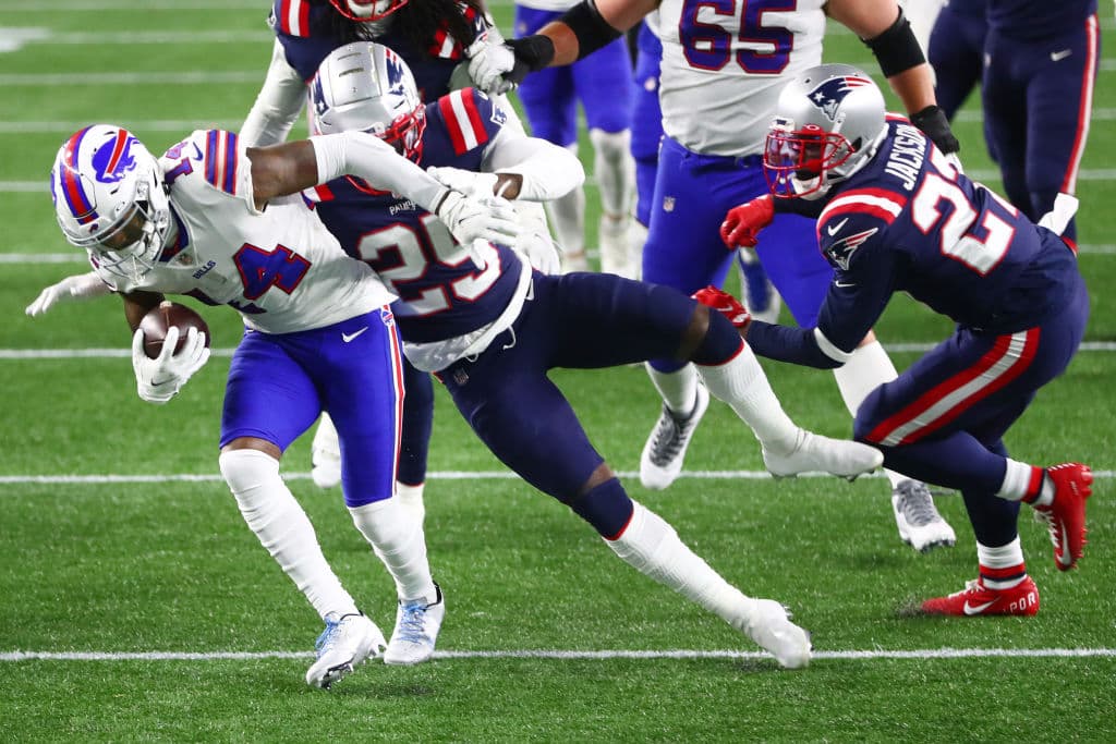 Steffon Diggs supera las 120 yardas por aire y recibe 3 pases de anotación en la victoria 38-9 sobre los New England Patriots.