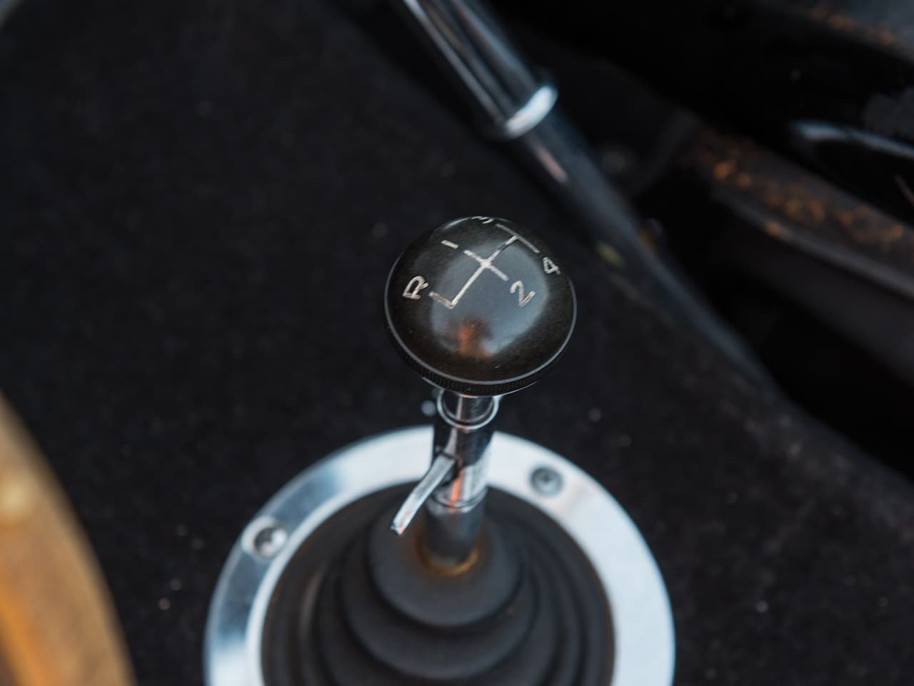 El Shelby Cobra cuenta con una transmisión manual de 4 marchas desarrollada por 
<b>Ford</b>.