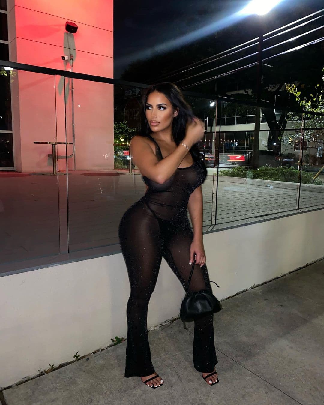 <b>Chaney Jones</b> es la
<b><a href="https://www.univision.com/famosos/chaney-jones-novia-kanye-west-doble-kim-kardashian">nueva conquista de Kanye West</a></b> y ha llamado la atención por su imagen que recuerda a la ex esposa del rapero; incluso, ha sido nombrada como "
<b>la doble de Kim Kardashian"</b>.
