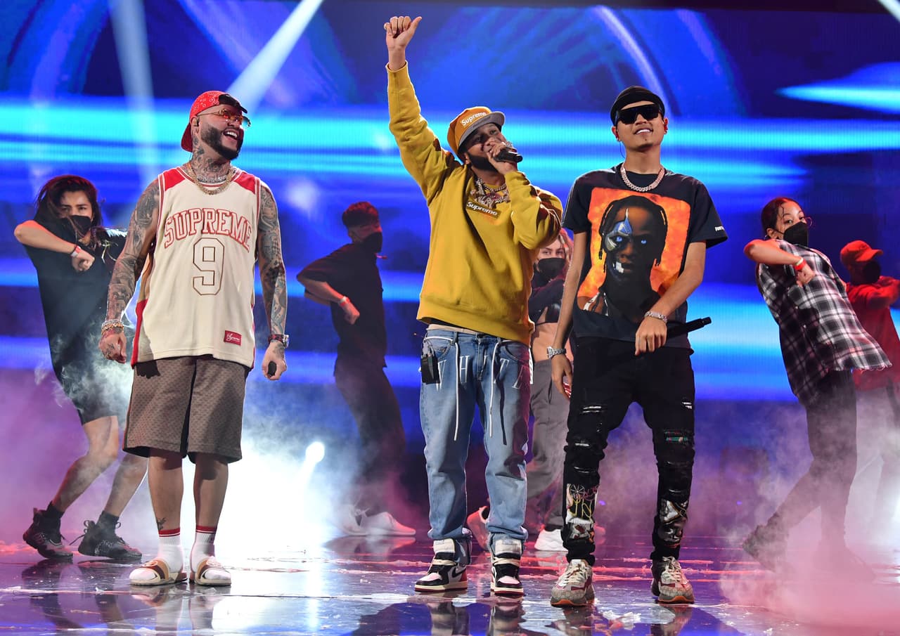 Pero no llegó solo a la fiesta previa, ya que también lo vimos en el escenario junto a Axel Rulay y El Alfa, quien también estaba presente en la categoría Tropical Mix.