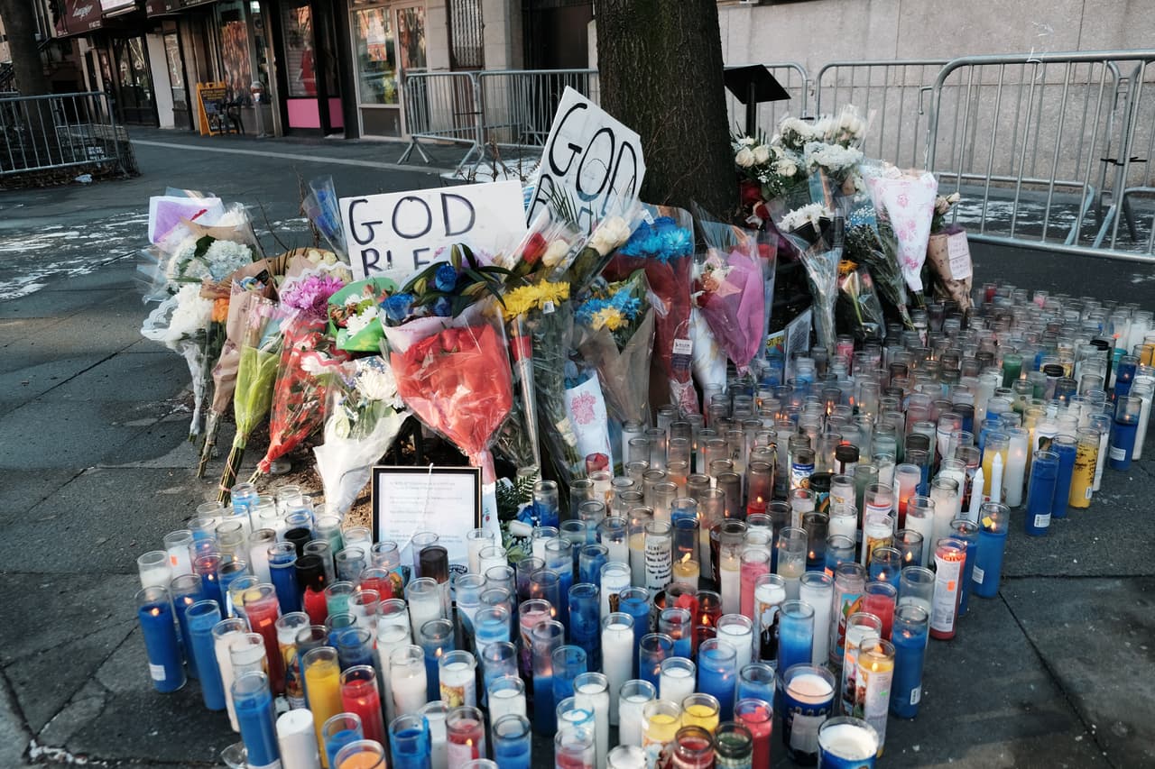 Con flores, globos y veladoras en las afueras del Precinto 32, la comunidad ha expresado su respeto al oficial caído Jason Rivera.