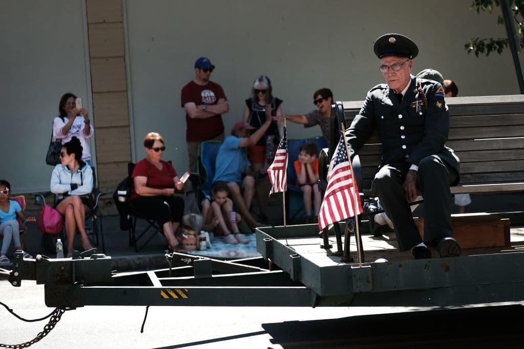 Ron Finemore, veterano de la Guerra de Vietnam, espera durante el desfile del Día de los Caídos en la ciudad de Naugatuck, Connecticut.