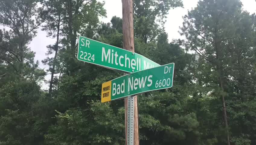 Camioneta cae en una zanja causada por las lluvias y se incendia