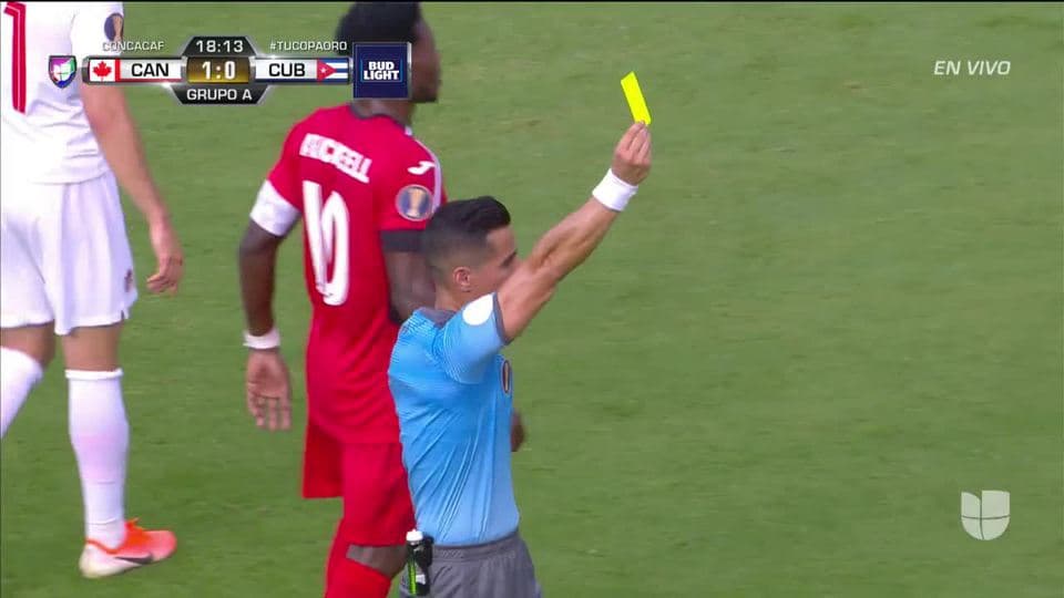 Tarjeta amarilla. El árbitro amonesta a Scott Arfield de Canada