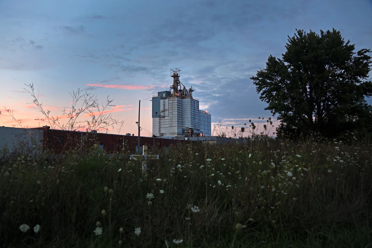 Una fabrica yace al lado de la vía ferroviaria en Dimondale, Michigan.