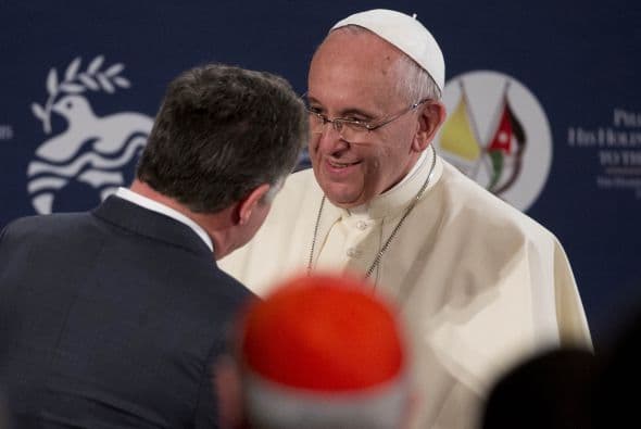 El Rey Abdalá II saluda afectuosamente al Papa Francisco.