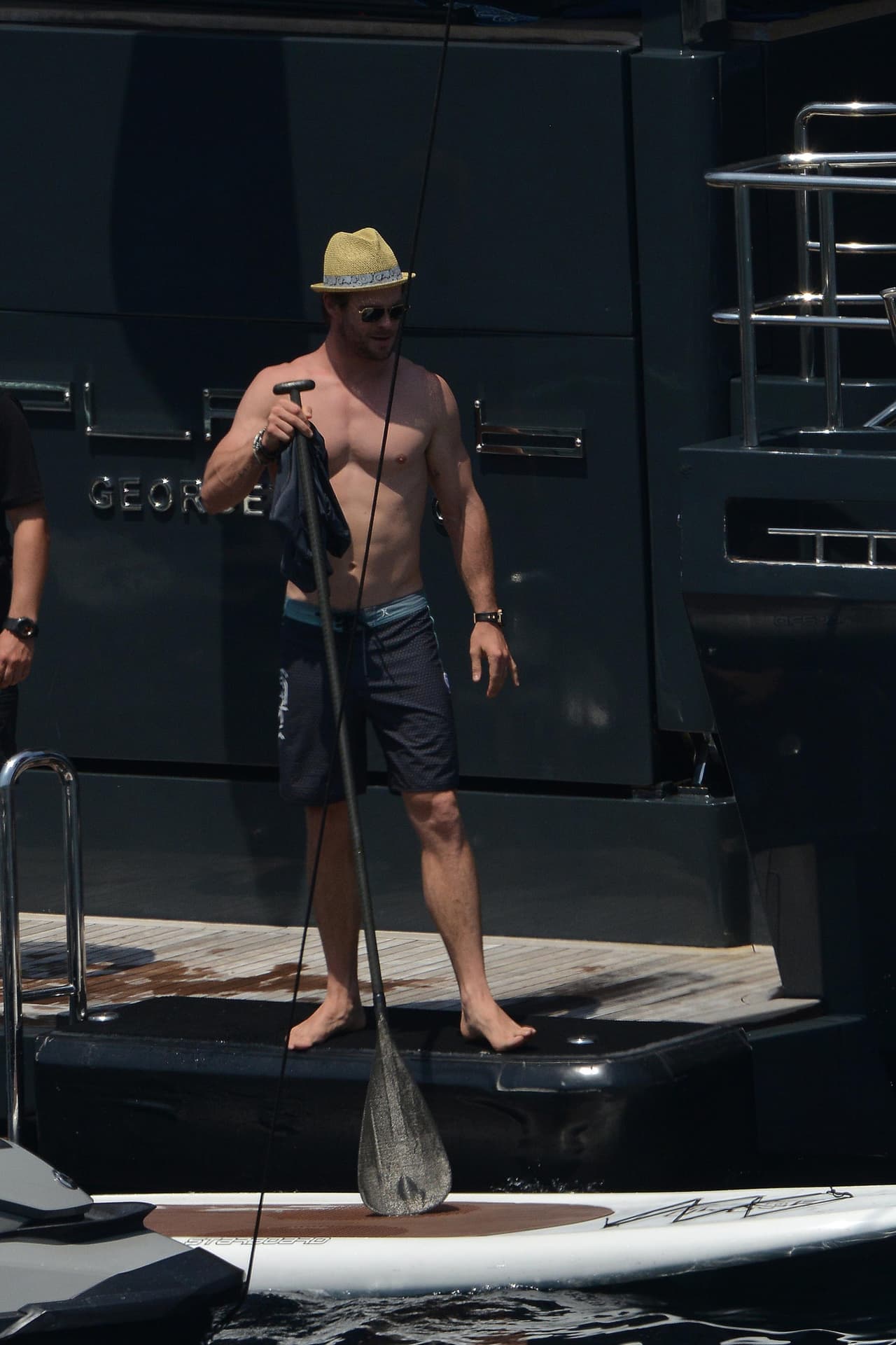 Por su parte, el actor australiano dejó relucir su torneada figura.