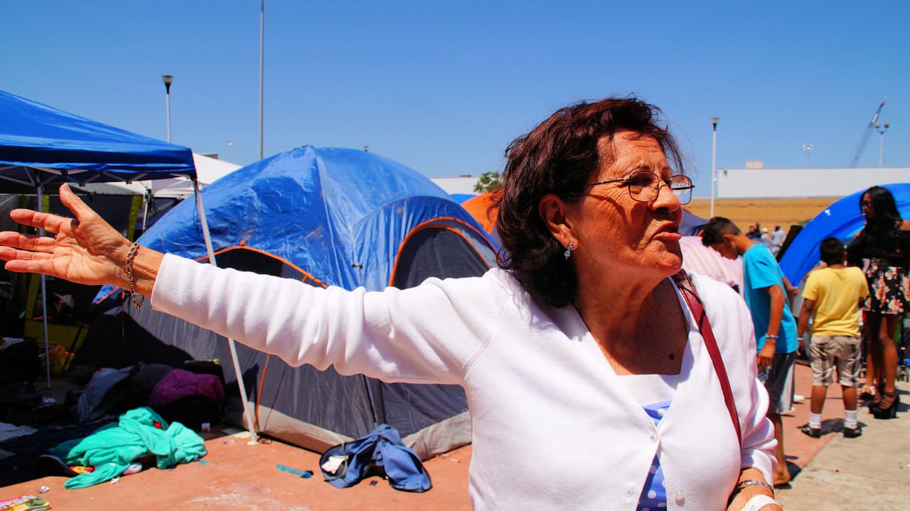 Manuela Trujillo, de 77 años, miembro de una iglesia cristiana en San Diego, llegó al campamento de migrantes repartiendo dulces a niños, ropa y zapatillas deportivas.