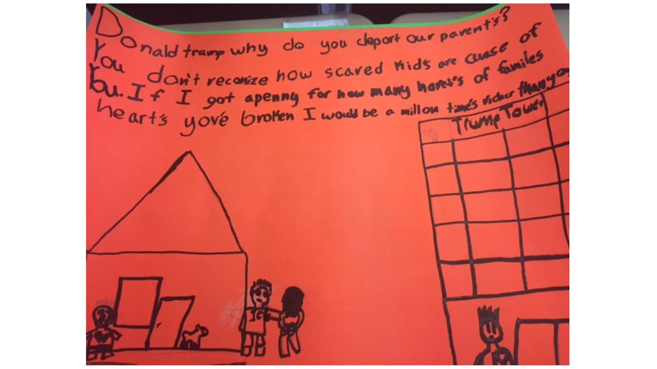 Un estudiante en un programa de actividades extraescolares dirigido por el Comité para Niños y Familias Hispanas, donde Helena Yordan trabaja, dibujó y describió su temor a Trump. "Donald Trump ¿por qué deportas a nuestros padres? No reconoces lo asustados que están los niños por ti. Si me dieran un centavo cada vez que le rompes el corazón a una familia sería un millón de veces más rico que tú".