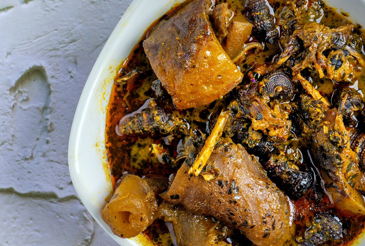 <b>Banga</b>
<br>
<br>
<b>Orígen: Nigeria</b>
<br>
<br>Esta potente sopa se consume masivamente en el delta del río Níger. El sabor y la grasa en el caldo lo aportan las frutas de la palma aceitera, el bagre fresco, la carne de res y los mariscos secos.