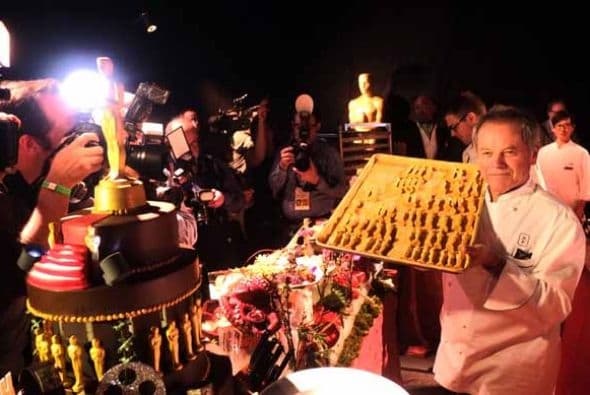 El reconocido chef Wolfang Puck durante la presentación de platillos y bocadillos para la 86 entrega de los premios de la Academia del Séptimo Arte. Sin duda un abanico de sabores, texturas y colores de degustarán a las estrellas y sin duda se llevarán las mejores críticas de la noche.