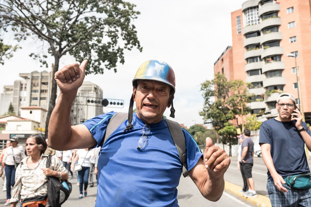 Por su parte Rogelio Sifontes, de Cotiza, salió con un casco con la bandera venezolana con un deseo en mente: "Quiero estar tranquilo y vivir en paz", dijo en la manifestación.