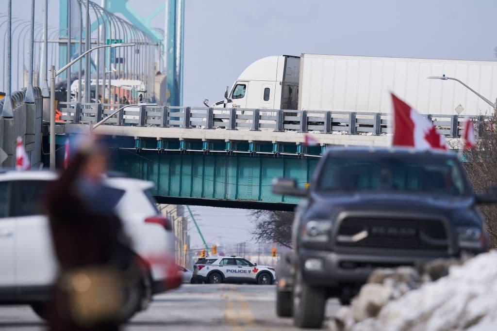 La situación más grave está en Ottawa: un grupo de 
<b>más de 200 camiones y centenares de personas</b> mantienen la protesta, bloqueando algunas de las calles que rodean el Parlamento y causando problemas a los habitantes de la ciudad. Una de las tácticas utilizadas por los manifestantes es hacer sonar las bocinas de los camiones día y noche, lo que está causando graves molestias a los residentes.
<br>