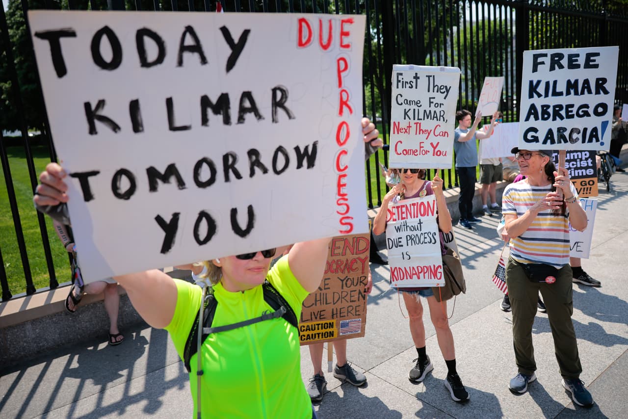<b>En la marcha del May Day el nombre de Kilmar Abrego se hizo presente</b> —tanto en DC como en otras ciudades del país— pues los manifestantes consideran que el caso representa las deportaciones masivas y que al no defenderlo, incluso al tener órdenes contra las expulsiones o cualquier otra situación, podrían ser deportados. 
<b>Y como lo dijo el senador <a href="https://www.univision.com/local/washington-dc-wfdc/caso-kilmar-abrego-senador-van-hollen-envia-carta-al-presidente-trump" target="_blank">Van Hollen</a>, “no es por defender al salvadoreño en específico, sino exigir que se respete el debido proceso”.</b>