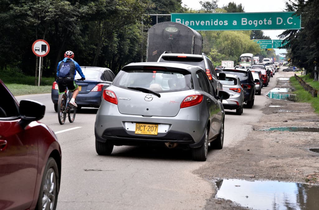 <b>Lugar 1: Bogotá, Colombia.</b>
<br>
<br>Tiempo promedio para recorrer 6.2 millas: 24 minutos 40 segundos.
<br>Tiempo en horas pico al año: 244 horas.
<br>Velocidad promedio en horas pico: 13 millas/hora.
<br>Variación respecto a 2021: +1 minuto 50 segundos.