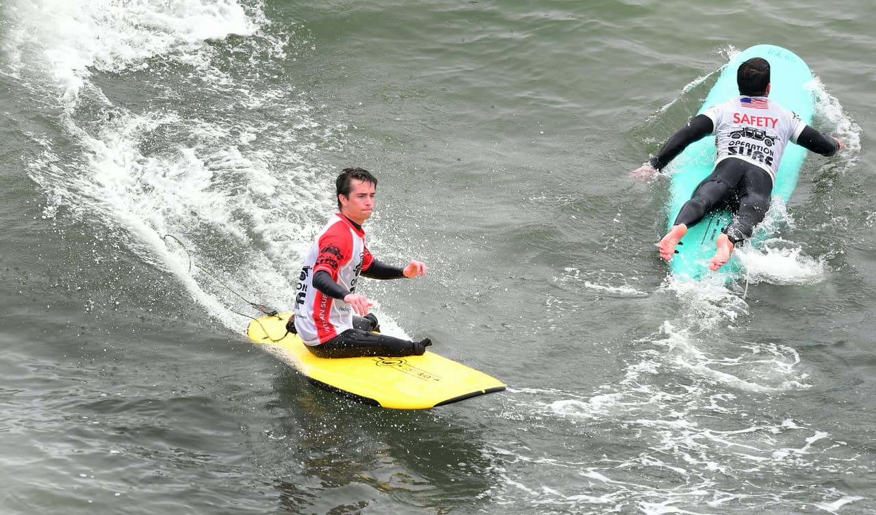 El veterano estadounidense Jordan Sisco, quien perdió sus piernas en combate en Afganistán, practica surf en un evento en Huntington Beach, California, en 2019. 
<br>
<br>La larga presencia de Estados Unidos en Afganistán no dejó solo miles de muertos, muchos militares regresaron a casa con problemas físicos y psicológicos.
<br>
