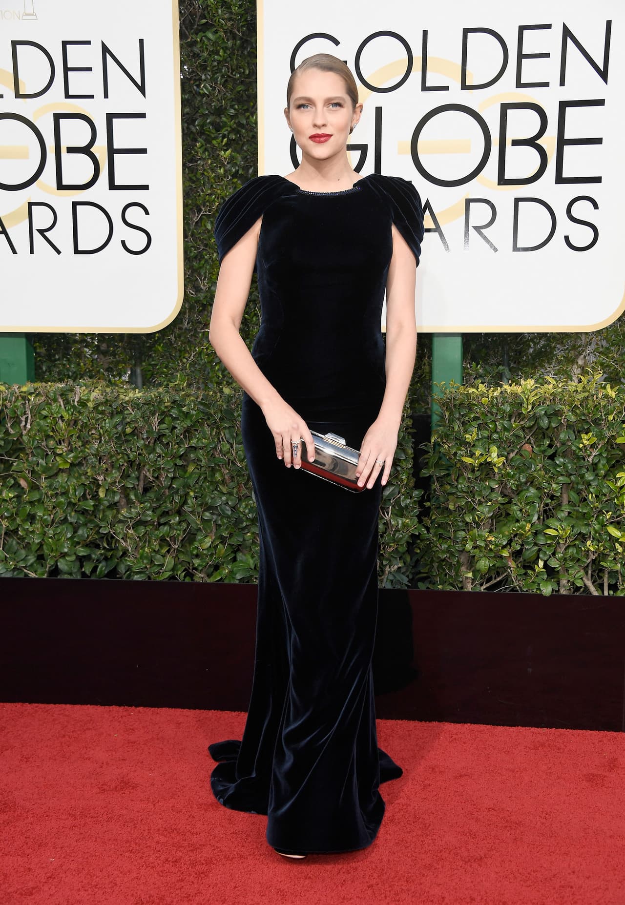 Teresa Palmer con vestido de velvetón negro.