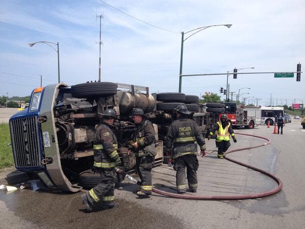 Volcó camión que transportaba material peligroso