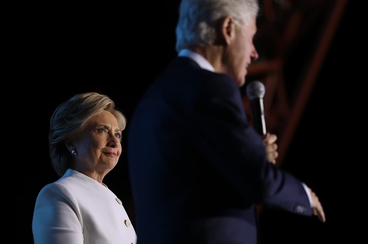 Hillary Clinton ha daod algunas luces de cómo quiere que se llame a su marido en caso de llegar a la Casa Blanca: "Primer amigo" o "Primer compañero".