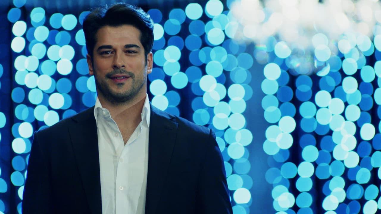 Al llegar su sorpresa fue mayúscula, pues encontró a Kemal rodeado de una bella luz y con todo listo para que vivieran una romántica cena.