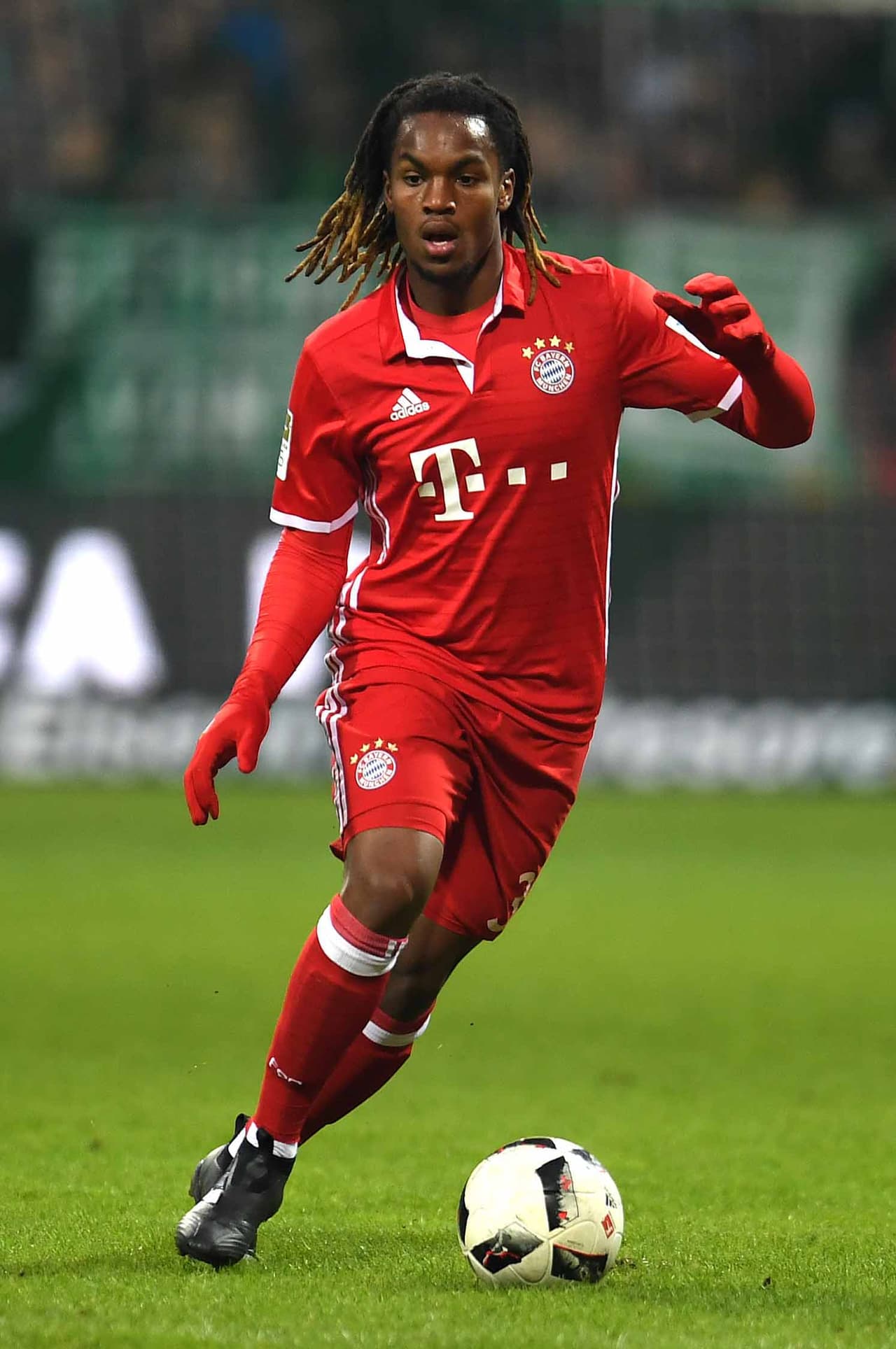 Muy diferente pero no con menos trabajo para Mendes resulta el caso de Renato, volante portugués que llegó con mucha expectativa a Bayern de Múnich pero que ha tenido poca oportunidad. Con 19 años de edad y valorado en 30 millones de euros, es probable que quiera buscar otro destino a pesar de tener contrato hasta 2021.