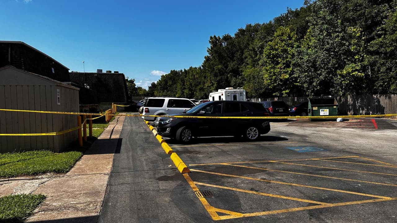 Ya en la madrugada del 27 de junio, los investigadores interrogaron a los vecinos que estaba presentes y quienes 
<b>aseguraban haber visto a la joven, que acababa de salir de su trabajo en O'Reilly Auto Parts, discutiendo con un hombre en el estacionamiento, antes de que se escucharan los disparos. </b>