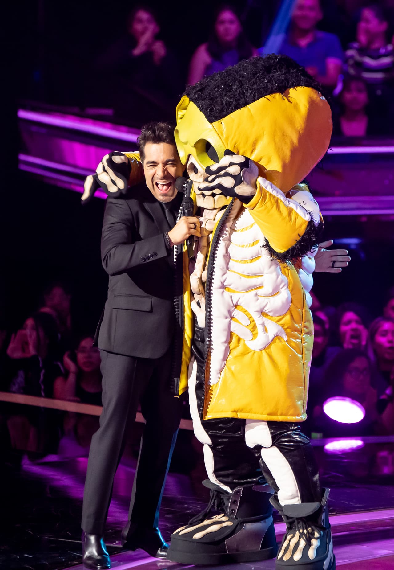 El segundo en salir fue Huesos, un personaje muy peculiar y de un humor único, ya que bromeó al decir que está en los huesos y por eso se cansa. 
<br>