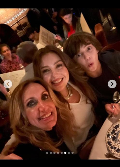 La también cantante no llegó sola: con ella estaba 
<b><a href="https://www.univision.com/famosos/thalia-se-rie-para-no-llorar-intenta-lucirse-con-su-hijo-matthew-pero-el-tenia-una-agenda-diferente-video" target="_blank">su hijo Matthew (11 años). </a></b>
<br>