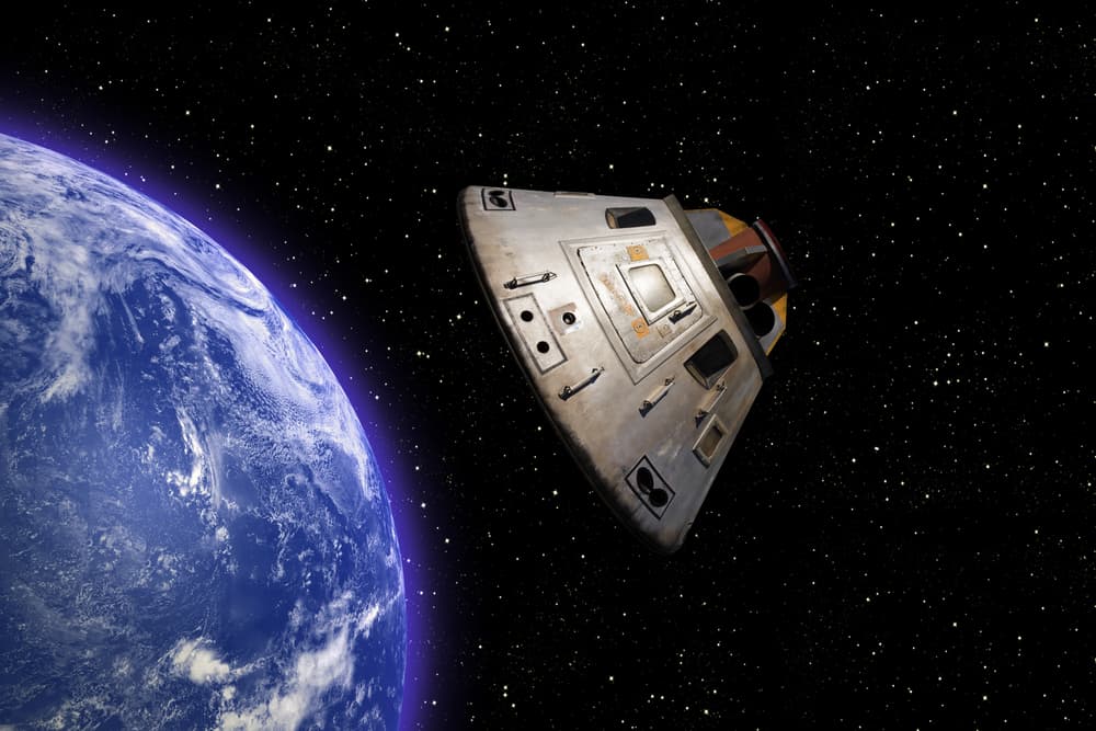 Algunas compañías aéreas no tienen fila de asientos 13 en sus aviones. La misión lunar Apollo 13 fue lanzada a las 13:13 hs del 11 de abril de 1970 desde el complejo 39 (tres veces trece) y sufrió una explosión en pleno vuelo, poniendo en peligro a los tripulantes y fue necesario abortar la misión.