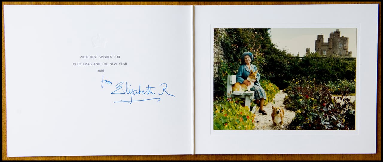 Acompañada por sus perros la Reina fue retratada en 1986 en el Castillo de Mey, su residencia en la costa norte de Escocia.