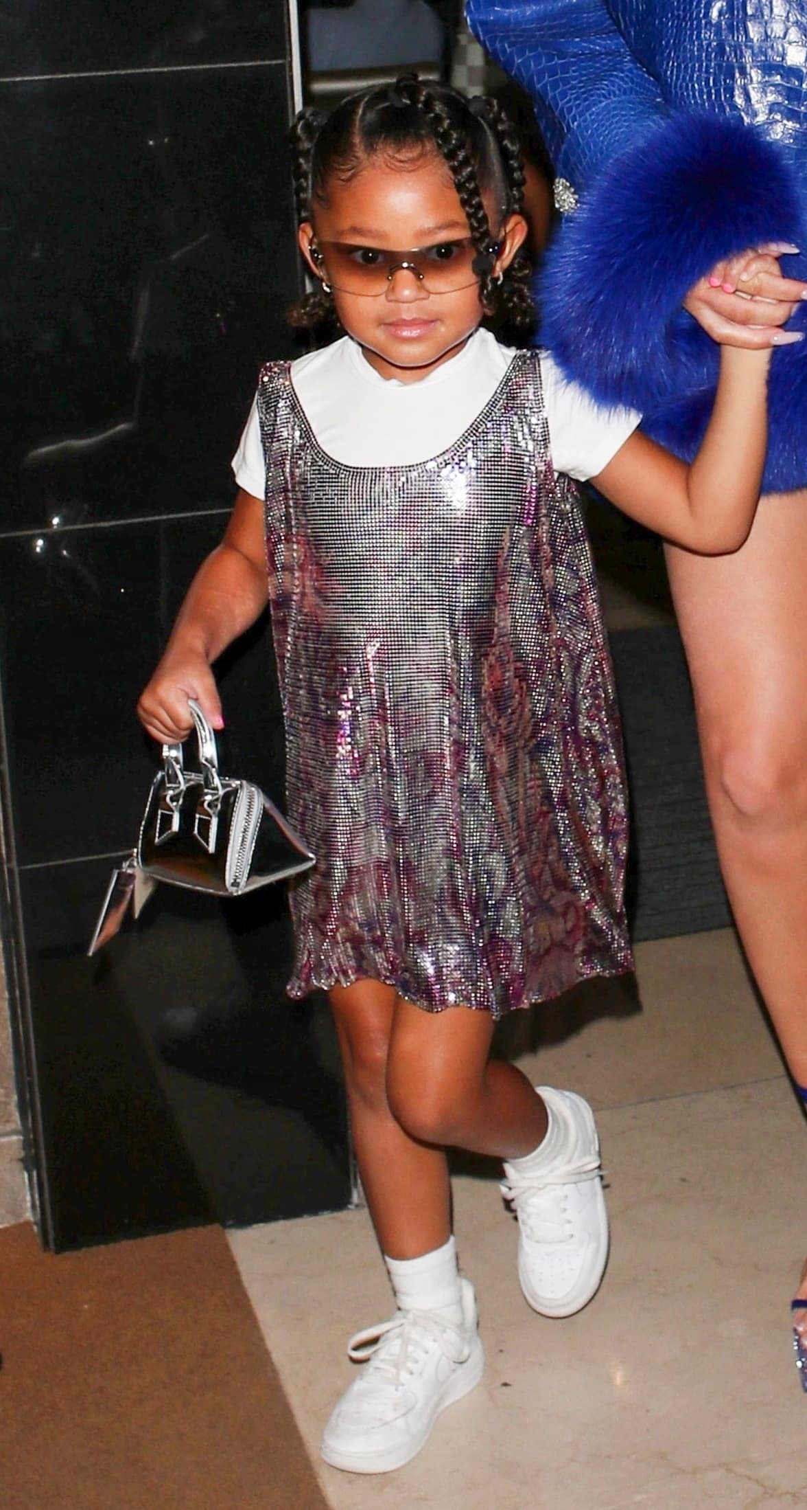 El 2 de agosto de 2022, la socialité compartió en sus historias de Instagram que 
<a href="https://www.univision.com/famosos/kylie-jenner-stormi-fueron-de-compras-look-pequena-acaparo-atencion">Stormi elige sus outfits</a>: “Ya no me deja vestirla”, aseguró y acompañó la frase con emojis de carita triste.