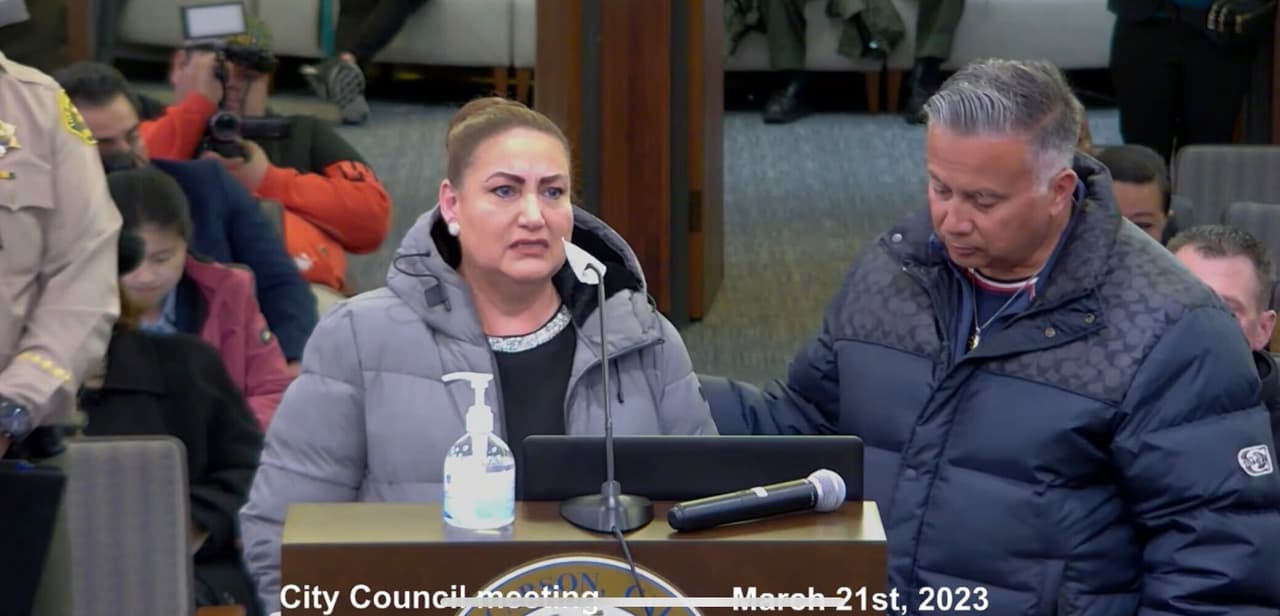 La madre de la joven asistió a la junta del concilio del ayuntamiento de la ciudad de Carson para hablar ante la alcaldesa de esa ciudad y exponer su caso.