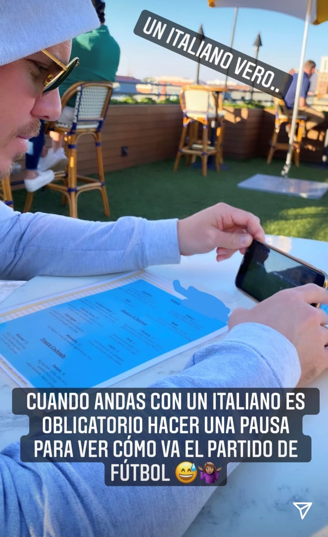 Francisca mostró que el ser novia de un italiano tiene sus obligaciones, como el hacer una pausa para ver el partido de fútbol.