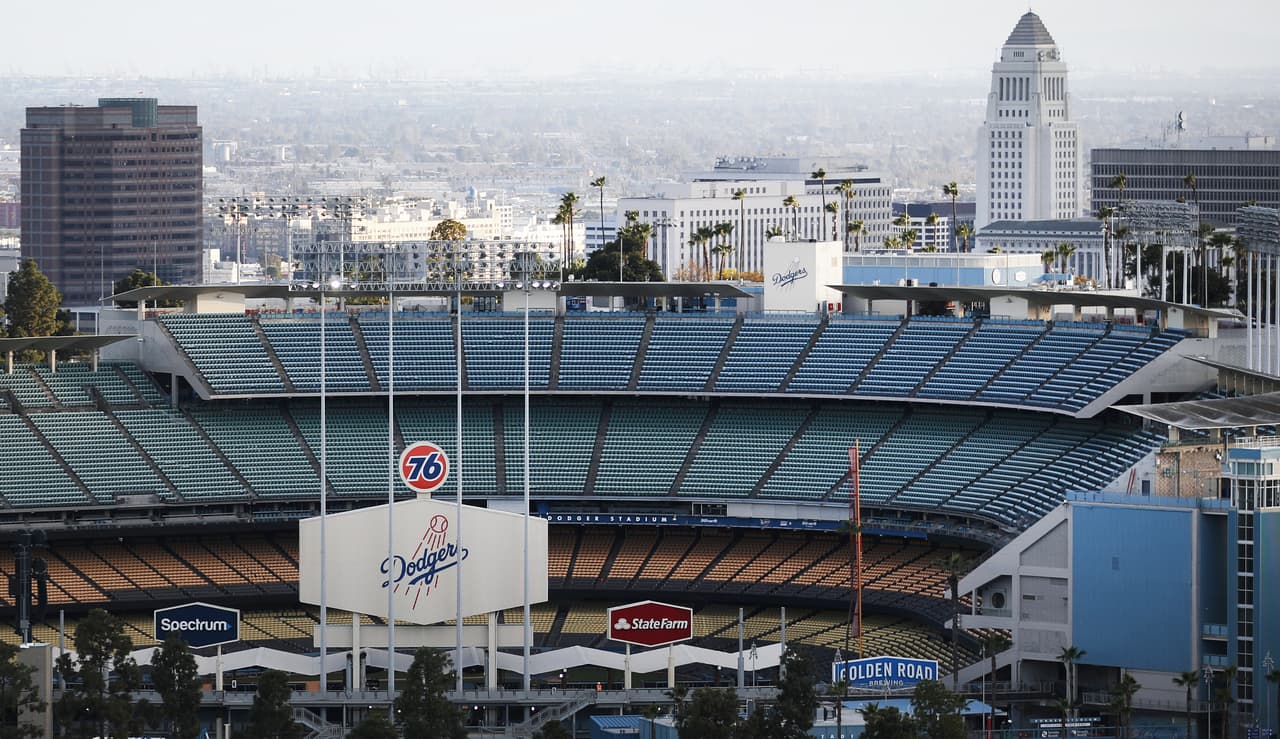 El Dodger Stadium se ve en lo que debía ser el día de apertura de la Major League Baseball el pasado 26 de marzo, que ha sido pospuesta debido al coronavirus.