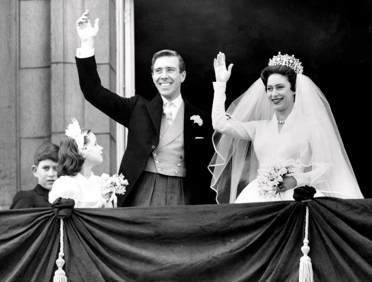 Seis años antes de ser coronada como Reina de Inglaterra, Isabel se casaba con el Duque de Edimburgo el 20 de noviembre de 1947. Para su boda lució un vestido de seda satín, bordado en perlas y con modelos florales inspirados en los cuadros de Boticelli, creado por Norman Hartnell.