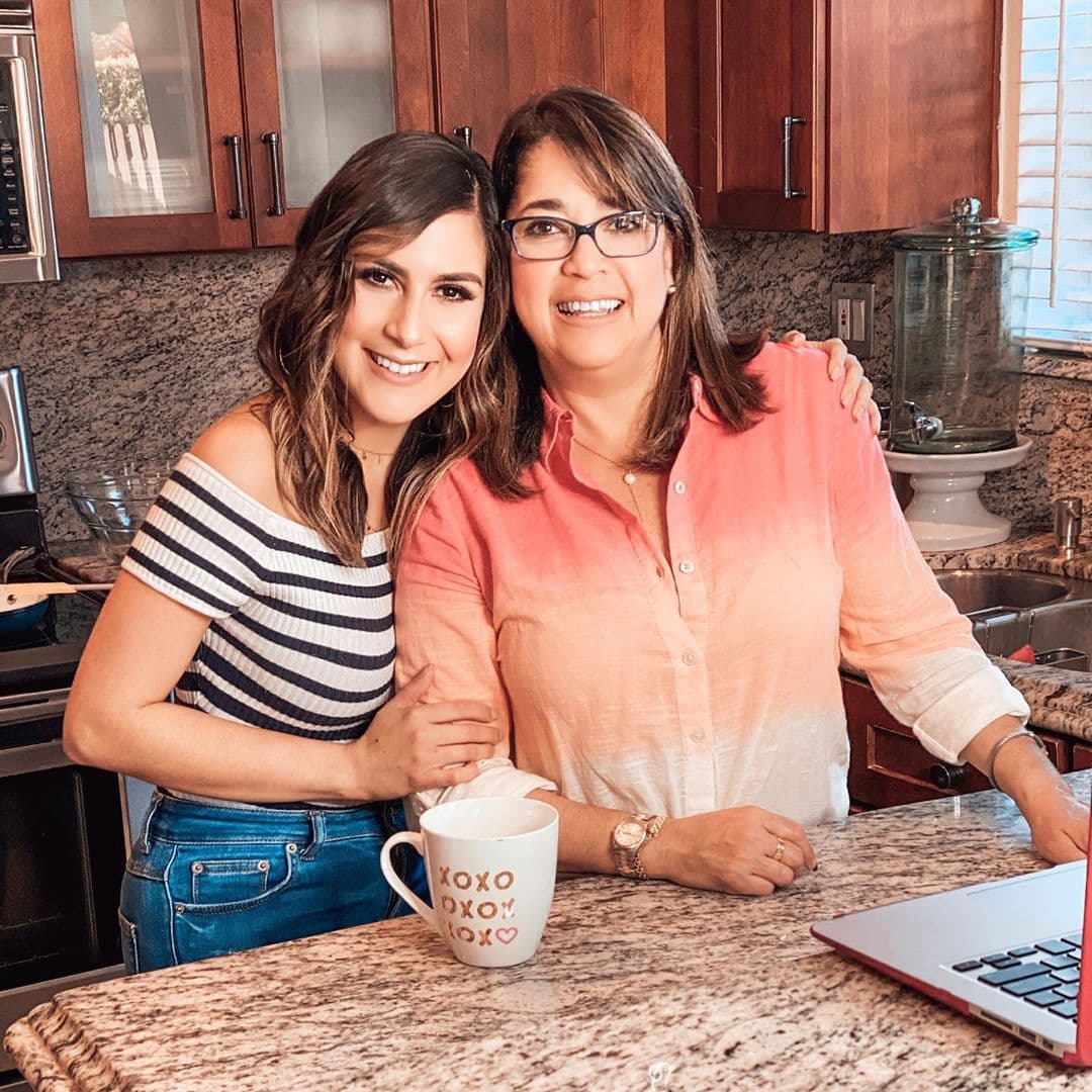 Jessi Rodríguez ha colaborado desde casa para que Despierta América entretenga e informe a la audiencia. Ella tiene un gran apoyo en casa, su madre: "Desde tempranito con mi 'MOMager'. Estos días transmitiendo desde mi casa ha sido mi salvación, cocina, monta luces, crea sets ¡Todo!".